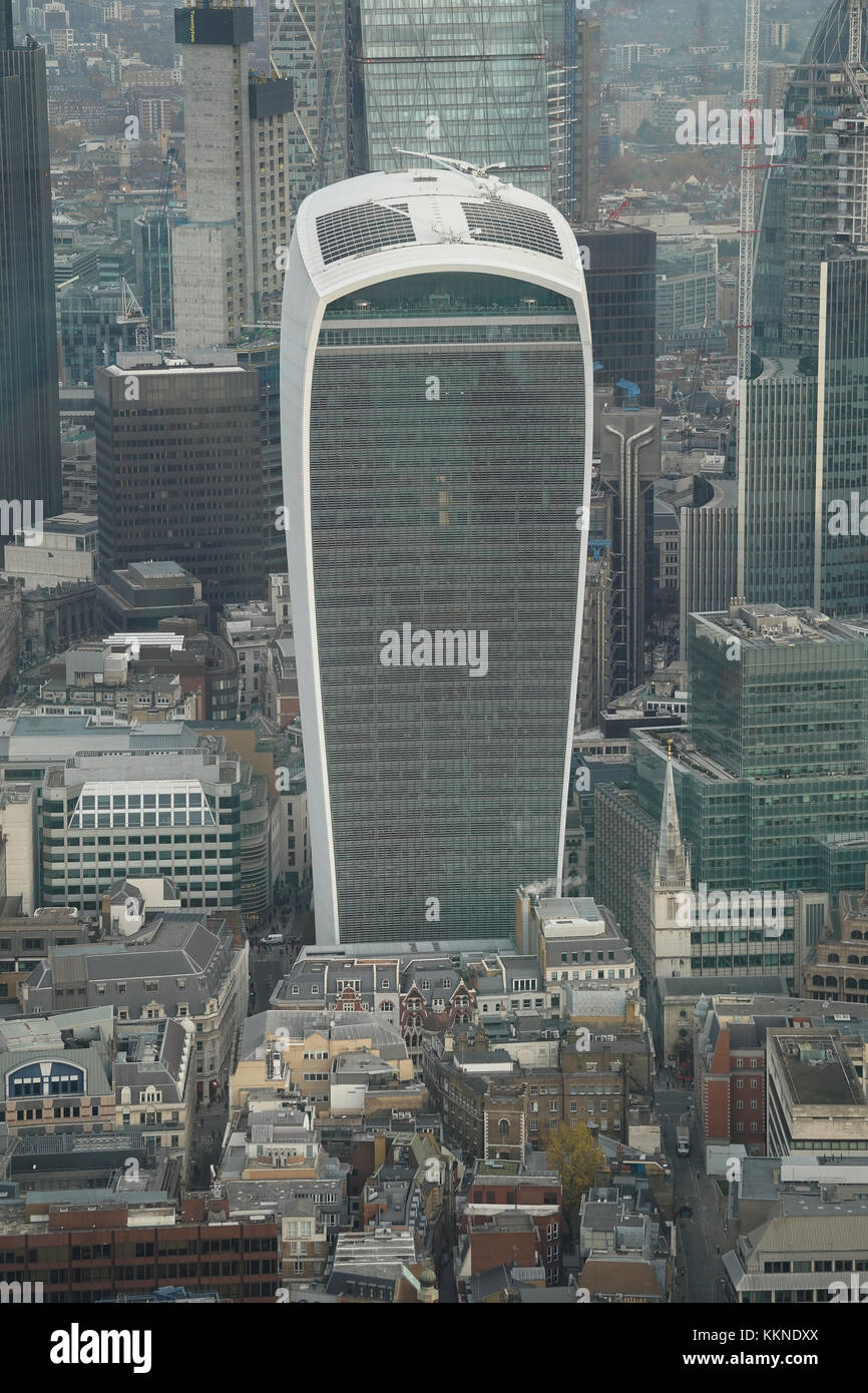 Ein Blick auf die so genannte Walkie-talkie-Gebäude (20 Fenchurch Street) in London von der Oberseite der Shard genommen, dem höchsten Gebäude der britischen Hauptstadt. pho Stockfoto