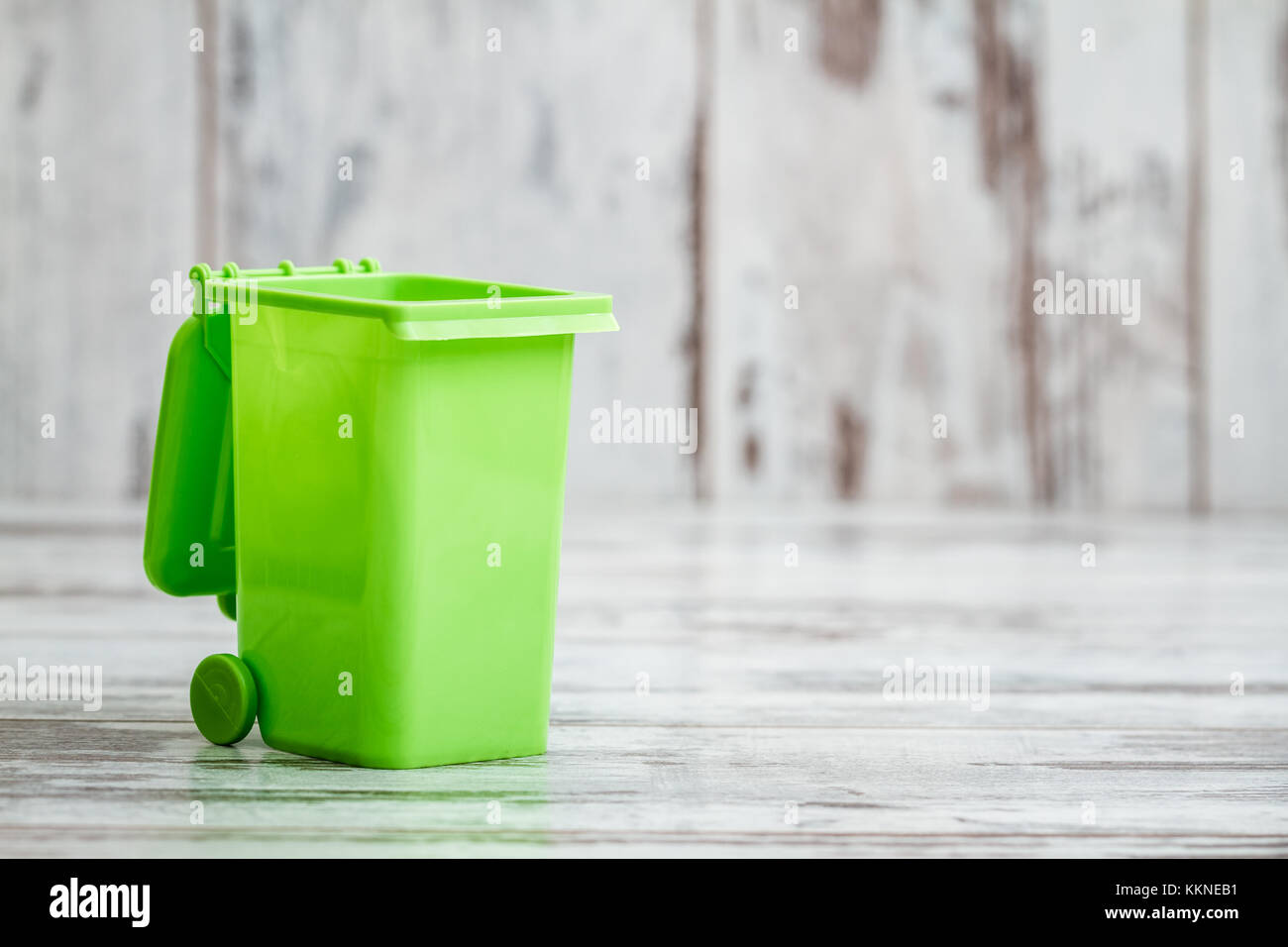 Kleine grüne Kunststoff Schreibtisch organizer Box in Form von Müll container mit Kopie Raum Stockfoto