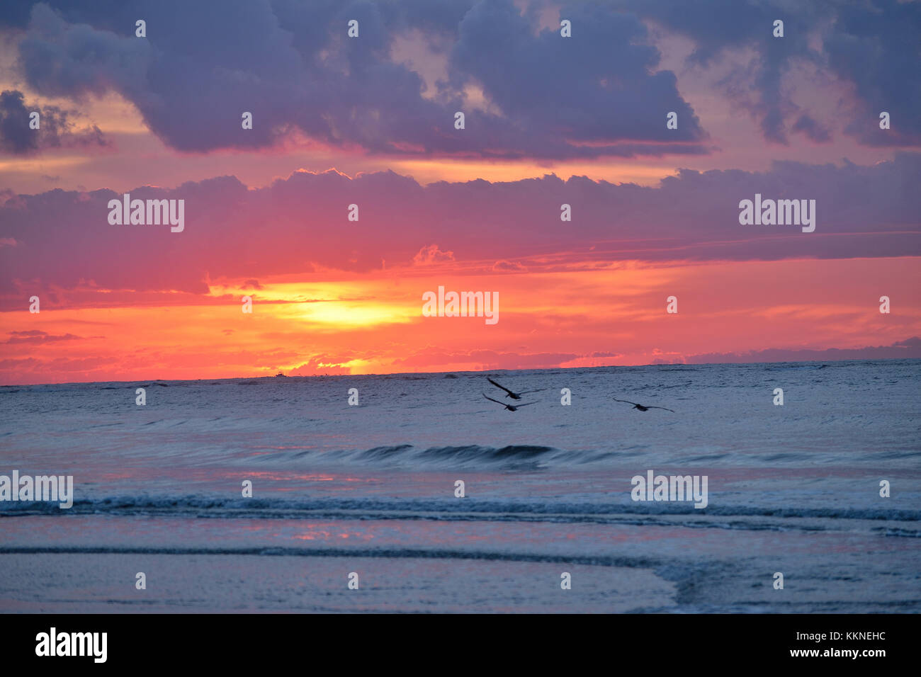 Brillante inspirierenden Sonnenaufgang über dem Meer. Stockfoto