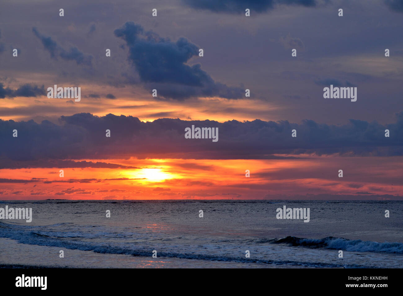 Brillante inspirierenden Sonnenaufgang über dem Meer. Stockfoto