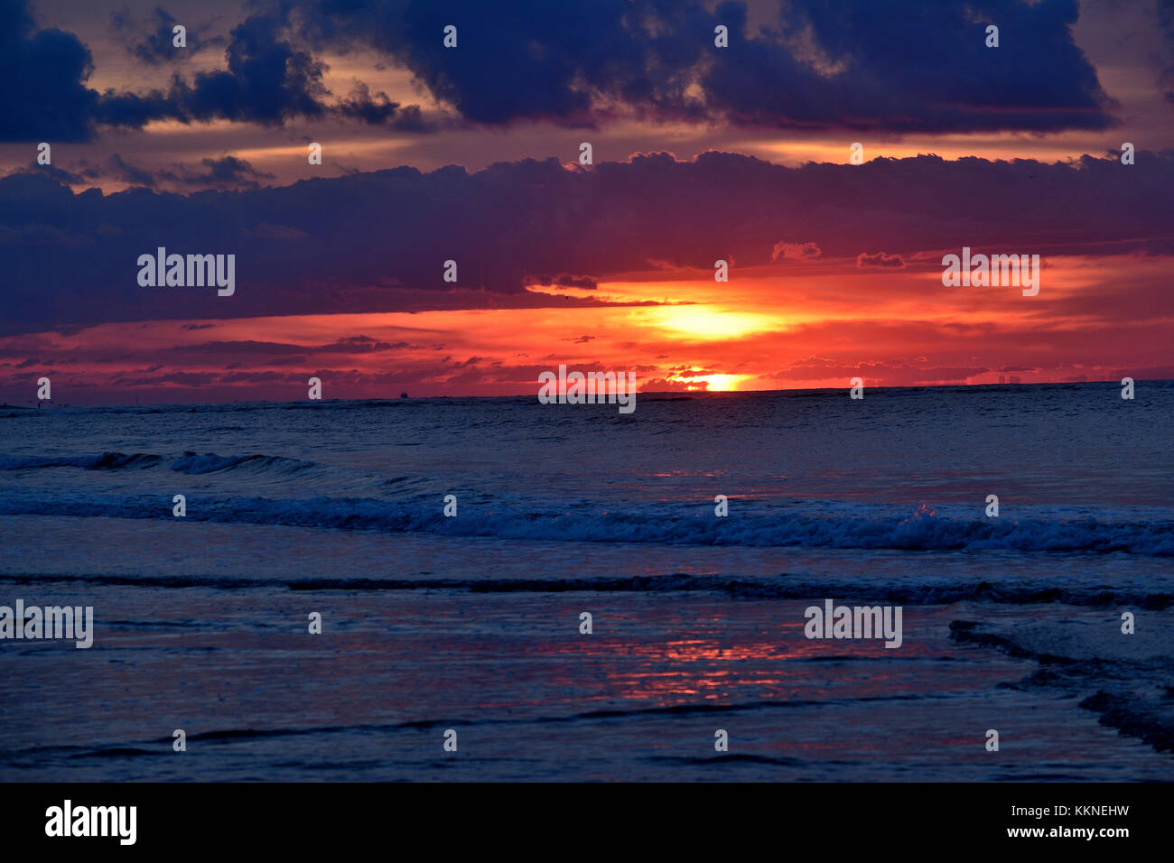 Brillante inspirierenden Sonnenaufgang über dem Meer. Stockfoto