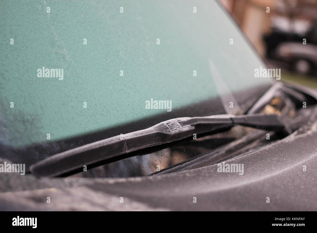 Am frühen Morgen Frost auf die Fenster und die Windschutzscheibe von einem Pickup. Stockfoto