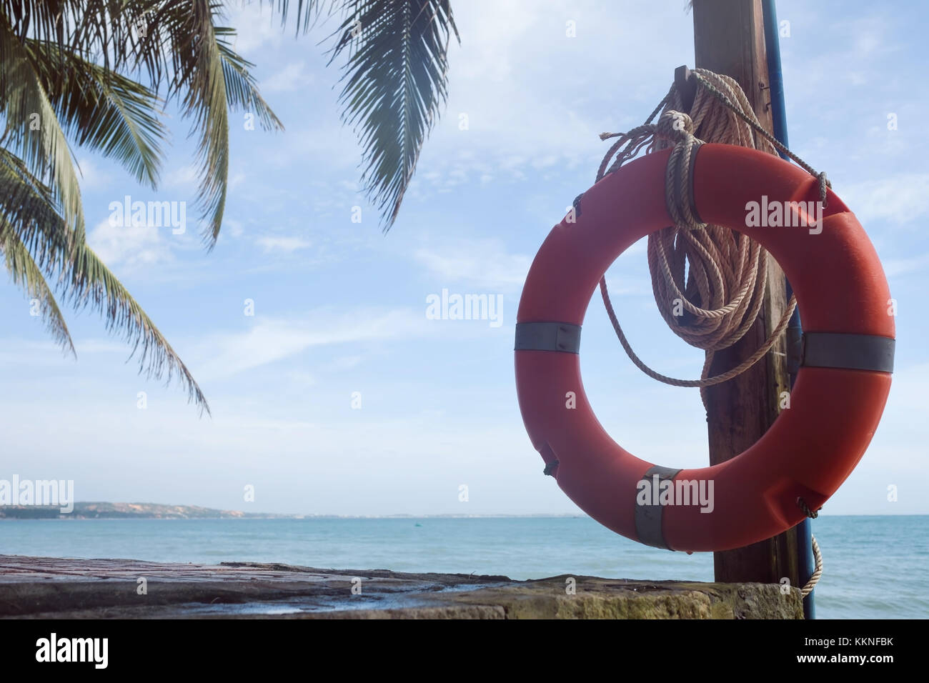 Rote Boje für das Leben am Strand. Stockfoto