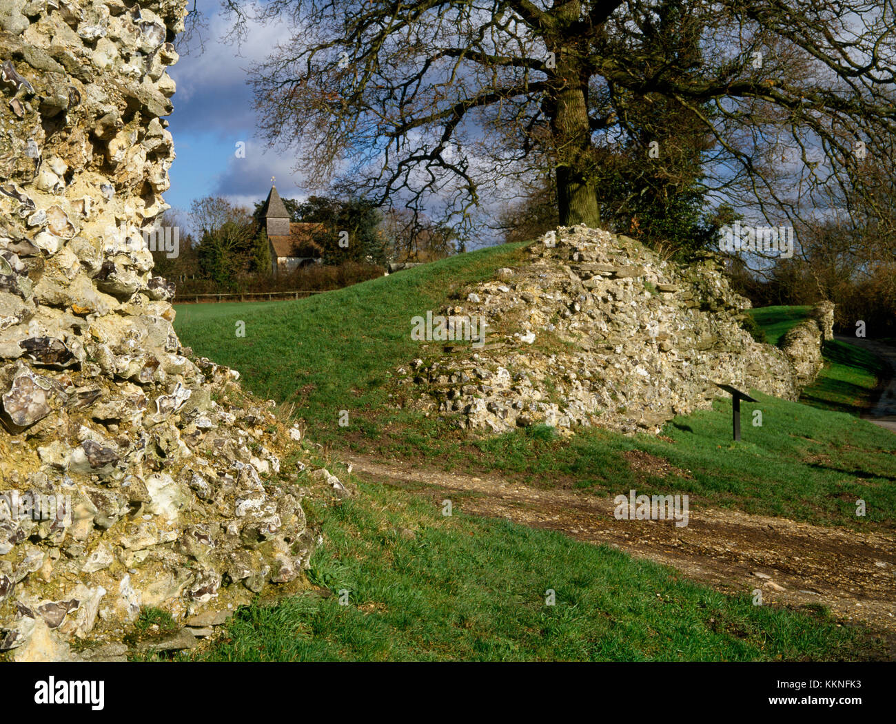 Silchester römischen Stadtmauer, Hampshire, UK: Blick NE durch Lücke in SE-Wand der Hl. Jungfrau Maria Kirche vor Ort von zwei Romano-Celtic Tempel. Stockfoto