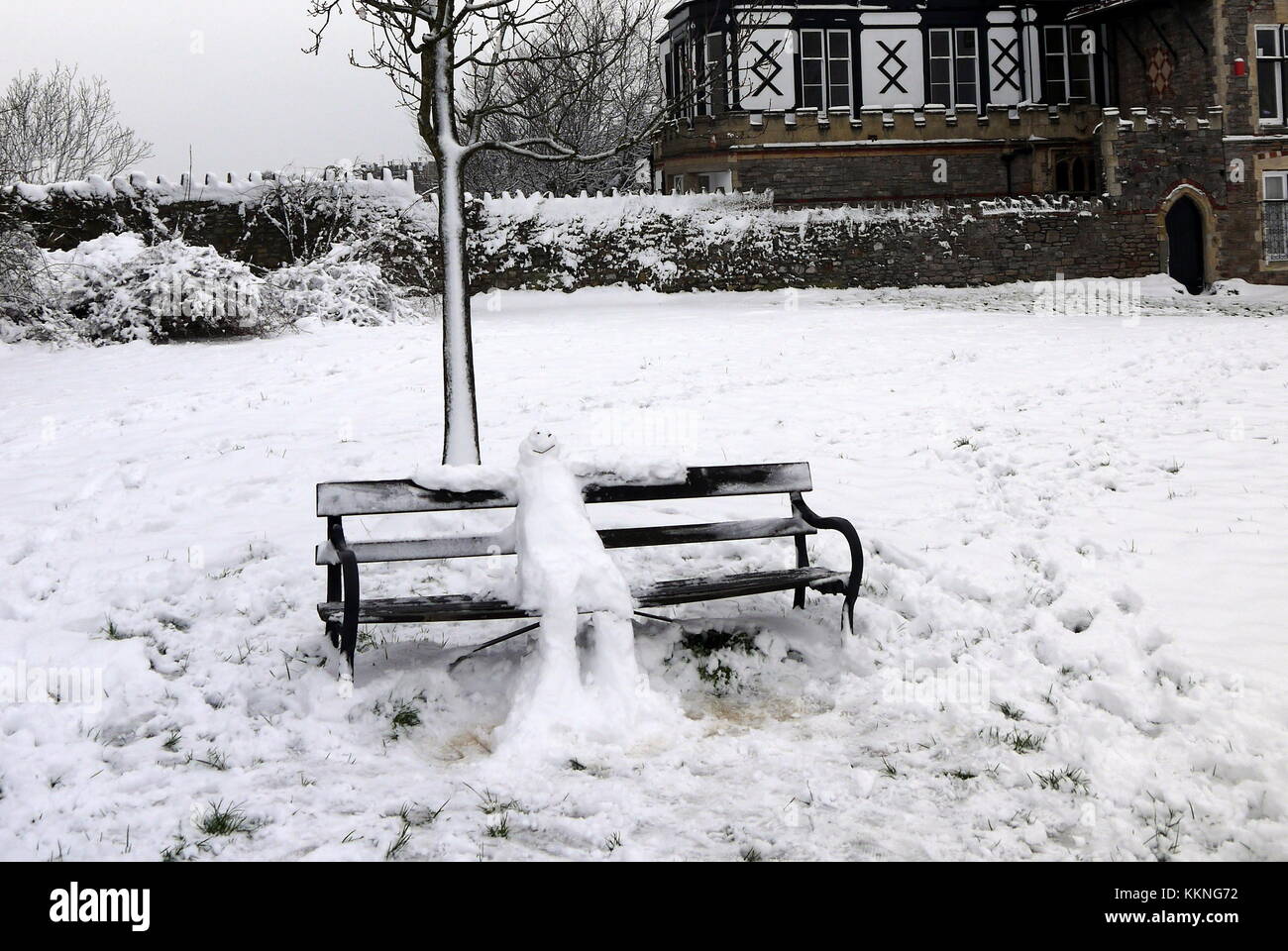 Ein Schneemann entspannend auf einer Bank in Clifton, England Stockfoto