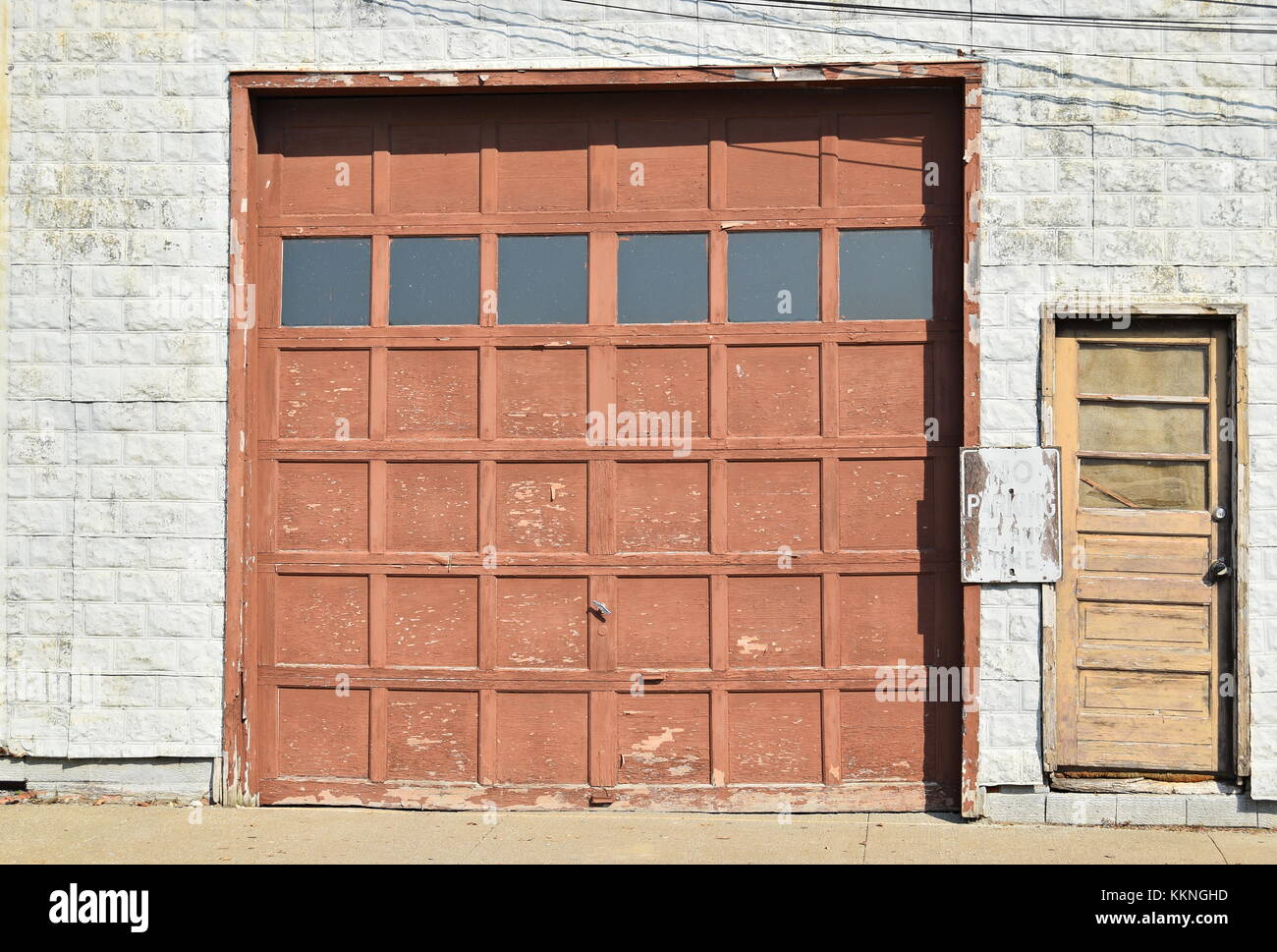 Garagentor Aus Holz Stockfotos & Garagentor Aus Holz Bilder - Alamy