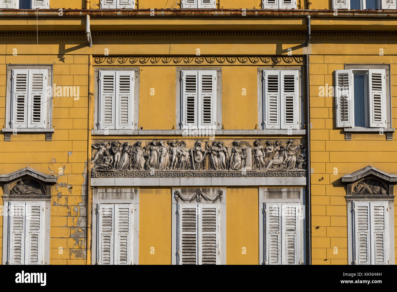 Hochrelief Figuren auf der Fassade des Gebäudes in Triest - Casa Piller, Triest, Friaul-Julisch Venetien, Italien Stockfoto