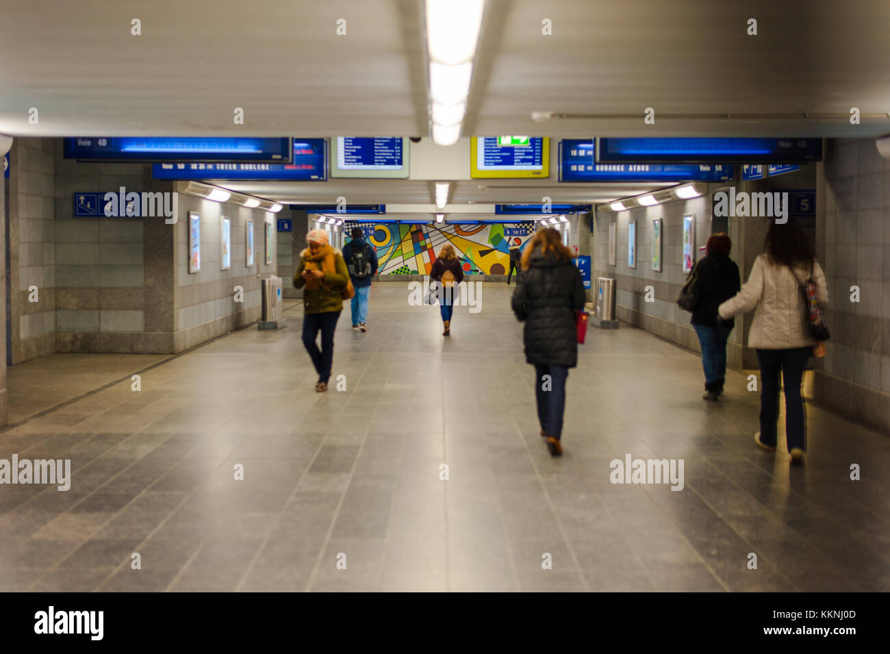 Die Menschen sind zu Fuß unten in der Luxemburg Gare Central Station, Luxemburg Stockfoto