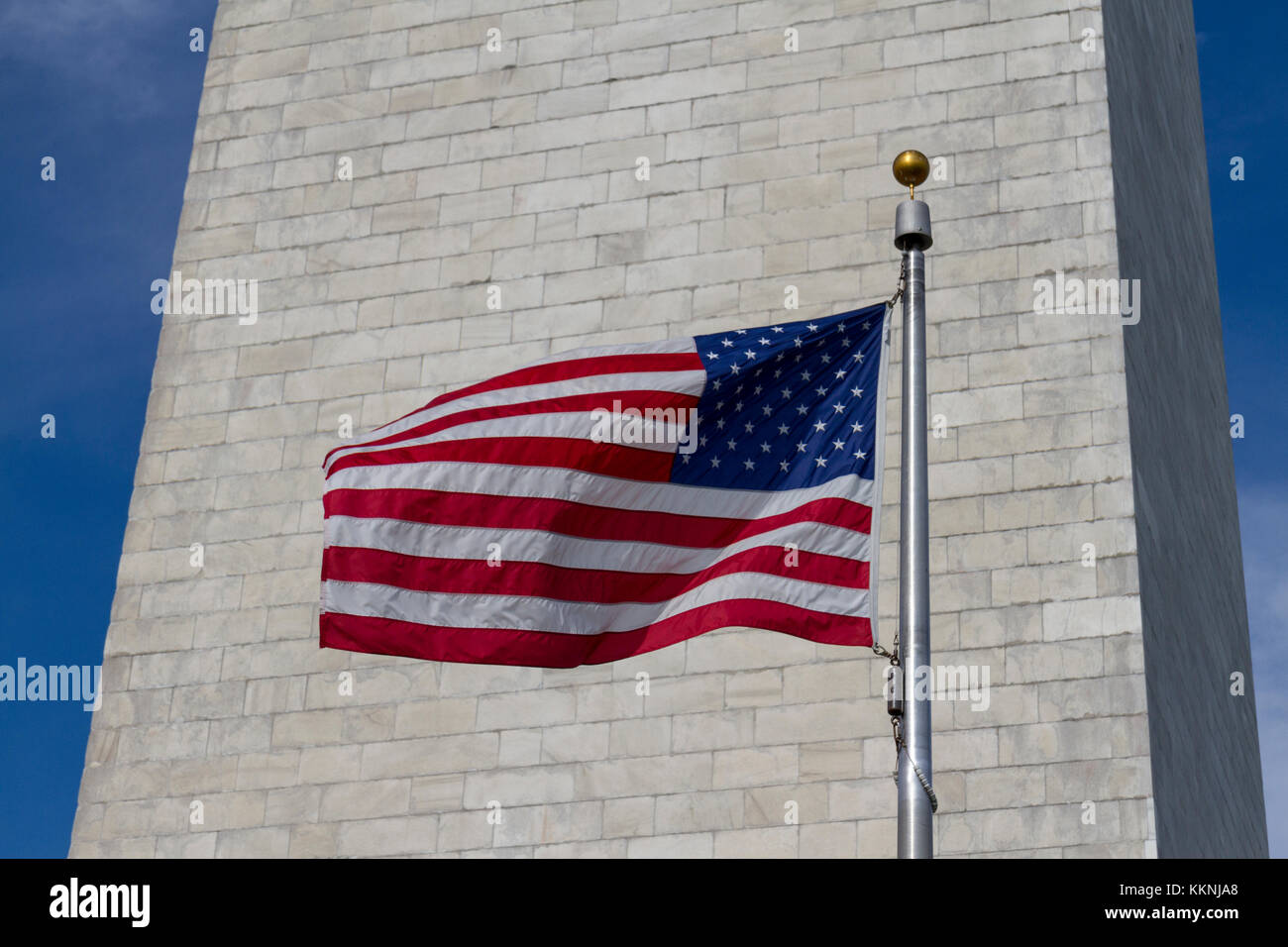 Die amerikanische Flagge mit dem Washington Monument, Washington DC, USA. Stockfoto