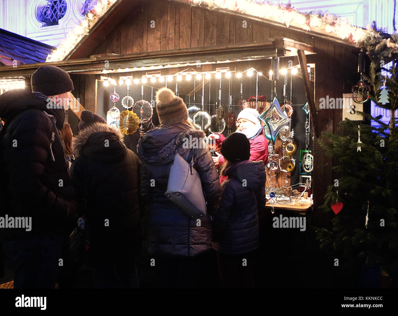 München, Deutschland - Festliche Atmosphäre in der Residenz kaiserhof Weihnachtsmarkt bei Nacht beleuchtet, mit Einwohnern und Touristen überfüllt Stockfoto