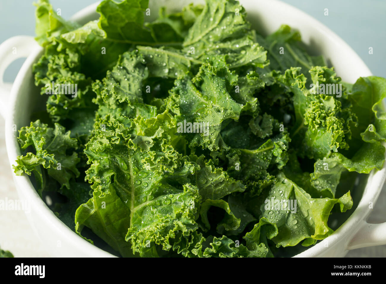 Raw Green Organic Grünkohl in eine Schüssel geben. Stockfoto