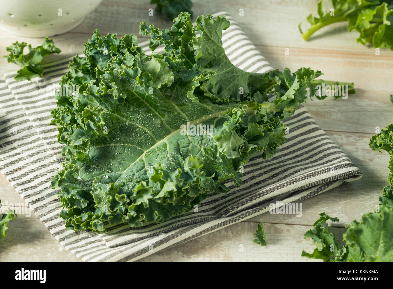 Raw Green Organic Grünkohl in eine Schüssel geben. Stockfoto