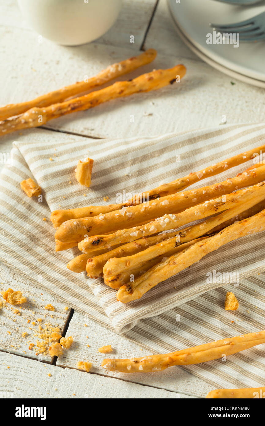 Hausgemachte italienische Syrie Brot Sticks mit Meersalz Stockfoto