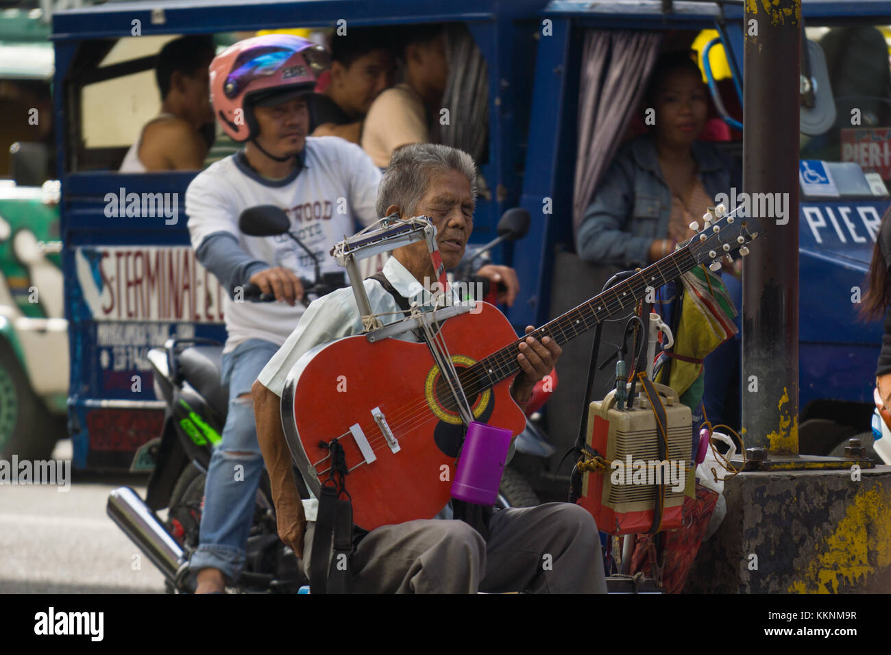 Ein blinder Mann Straßenmusik in Cebu City, Philippinen Stockfoto