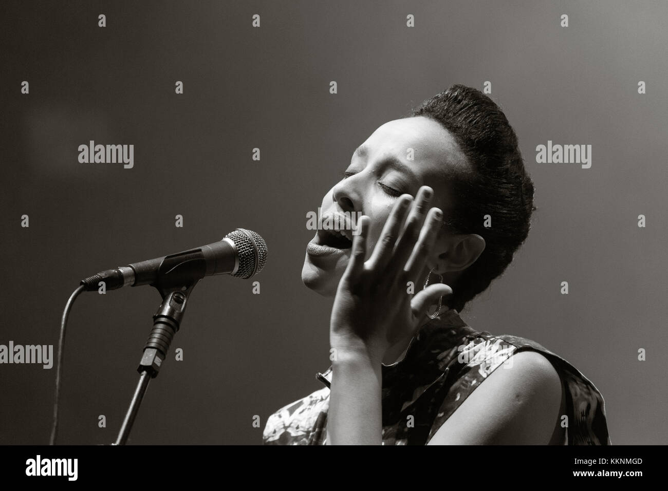 Ester Rada im Konzert, auf der Bühne des 40. Festivals Musiques Metisses" in Angouleme. Ester Rada, israelische Sängerin von Beta Israel Herkunft, freigegeben Stockfoto