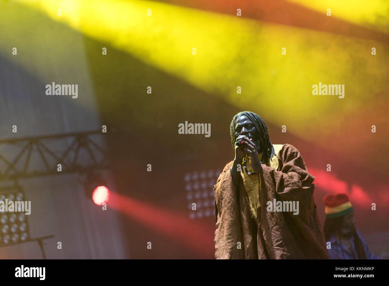 Côte d'Ivoire reggae Sänger Tiken Jah Fakoly auf der Bühne anlässlich der 8. Ausgabe der Aluna Festival in Ruoms (Frankreich), 2015/06/1. Stockfoto