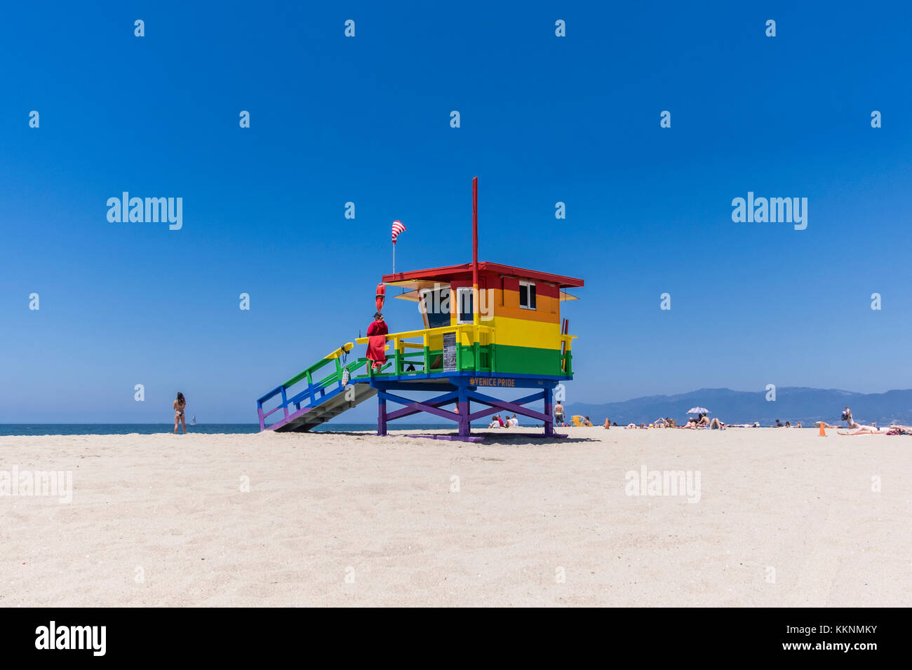 Lifeguard Tower mit Regenbogenfarben, Venice Beach, Los Angeles, Kalifornien, USA Stockfoto