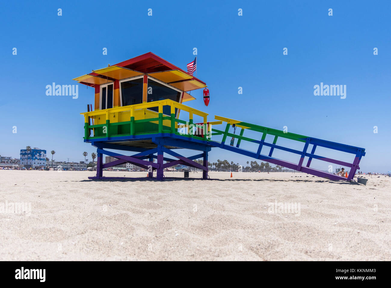 Lifeguard Tower mit Regenbogenfarben, Venice Beach, Los Angeles, Kalifornien, USA Stockfoto