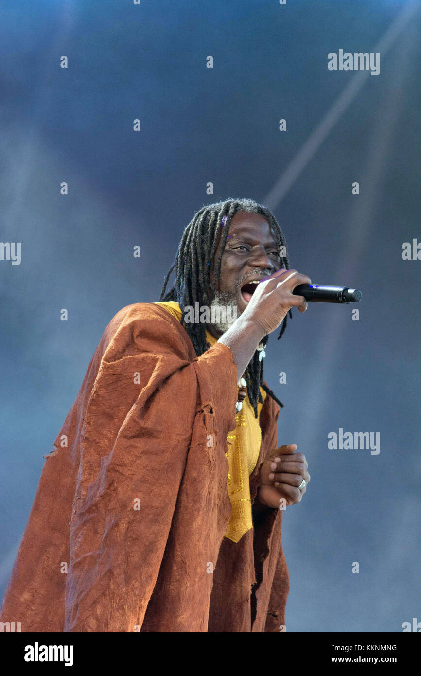 Côte d'Ivoire reggae Sänger Tiken Jah Fakoly auf der Bühne anlässlich der 8. Ausgabe der Aluna Festival in Ruoms (Frankreich), 2015/06/1. Stockfoto