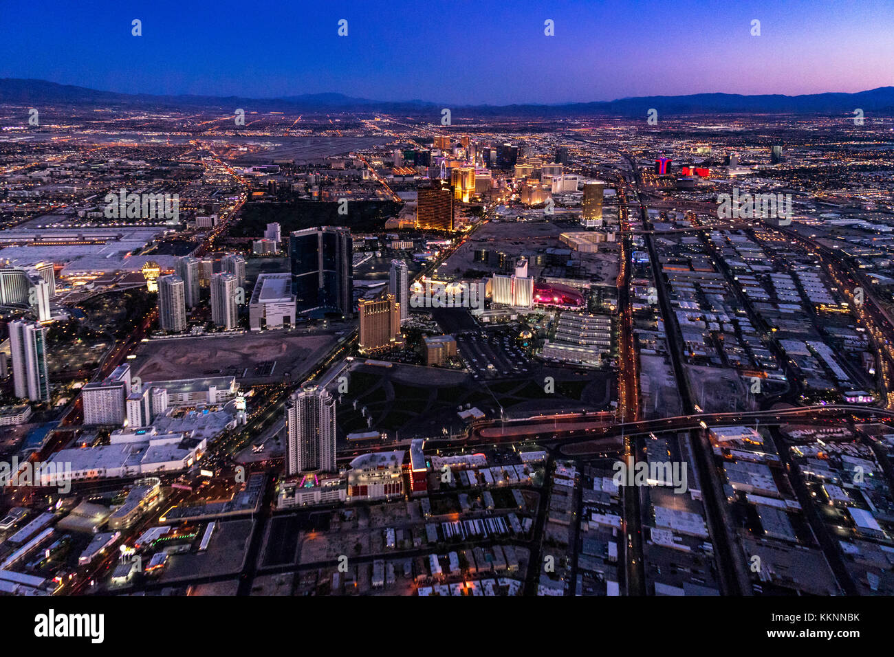 Antenne vom Hubschrauber in der Dämmerung, Las Vegas, Nevada, USA Stockfoto