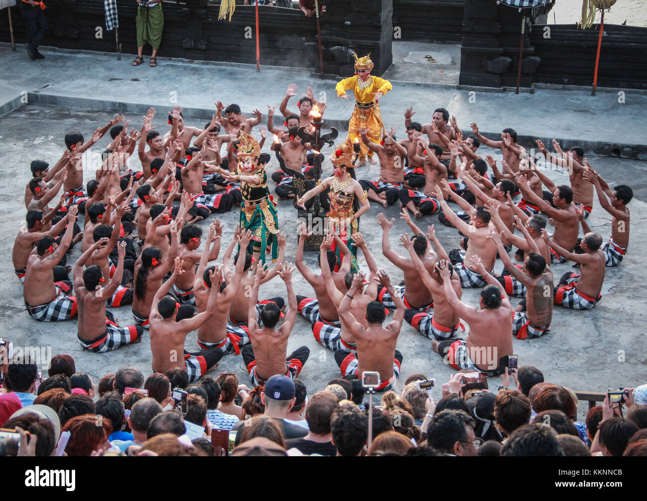 Kecak Tanz Performance in Uluwatu Tempel - Bali. Die Leistung nahm die Geschichte des berühmten Ramayana, beginnen normalerweise nur einen Augenblick nach dem Sonnenuntergang Stockfoto