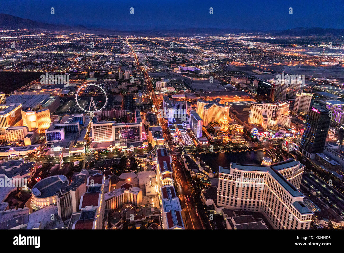 Der Streifen, Luftaufnahmen vom Hubschrauber in der Dämmerung, Las Vegas, Nevada, USA Stockfoto