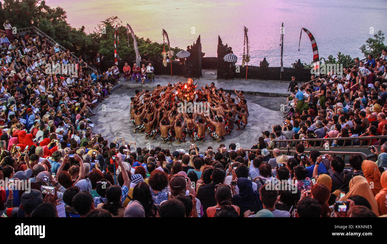 Kecak Tanz Performance in Uluwatu Tempel - Bali. Die Leistung nahm die Geschichte des berühmten Ramayana, beginnen normalerweise nur einen Augenblick nach dem Sonnenuntergang Stockfoto