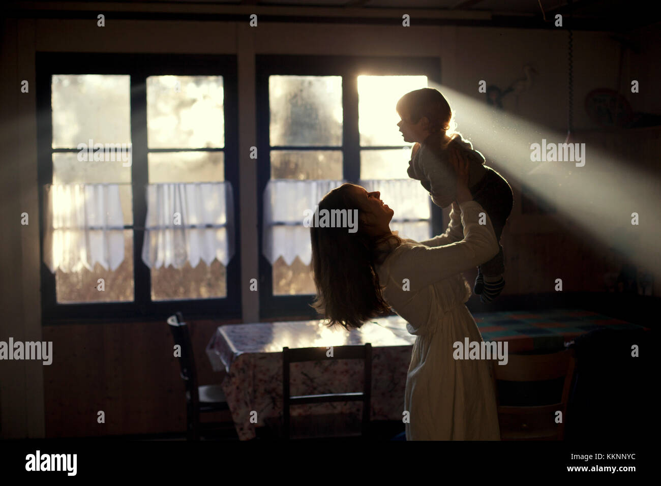 Mutter mit Baby in der Küche Stockfoto