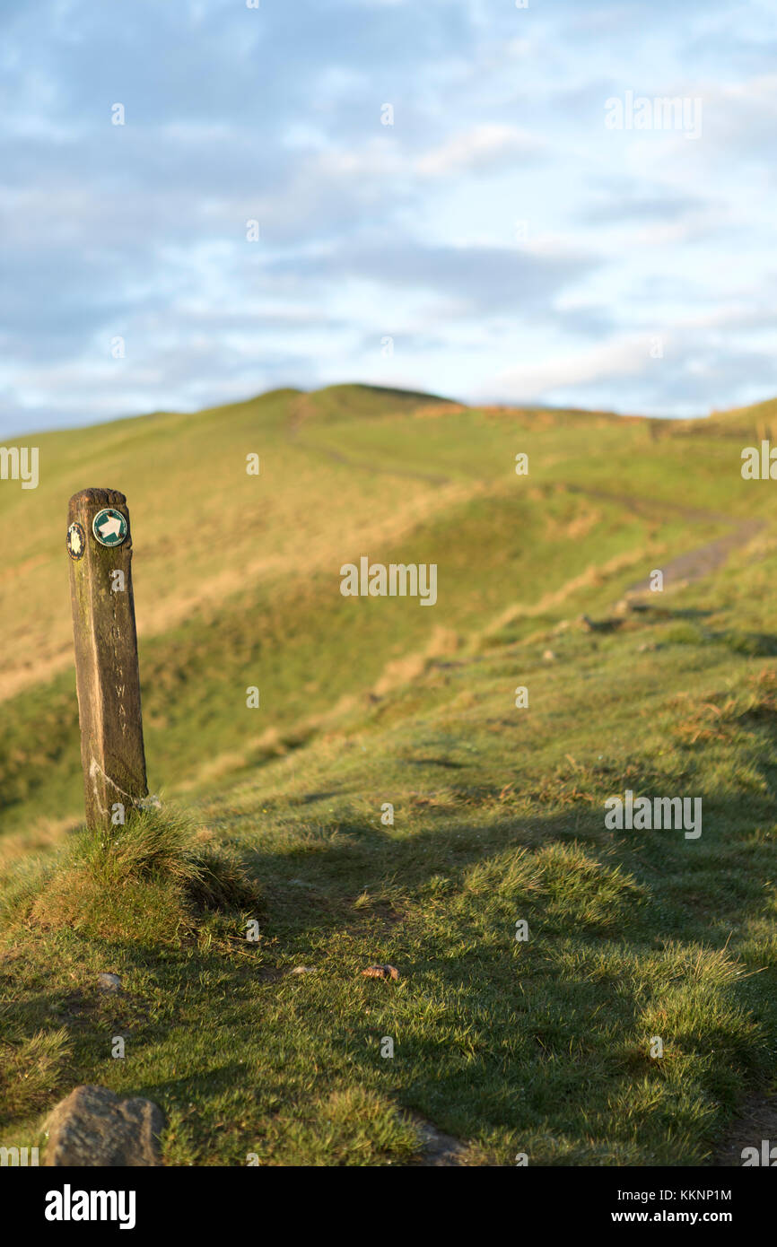 UK, Mam Tor, Fußweg Zeichen auf dem Weg entlang der "Großen Ridge" von Mam Tor. Stockfoto