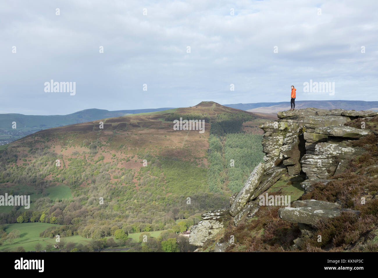 UK, Bamford Kante, Wanderer auf dem Sandstein Klippen entlang Bamford Kante. Stockfoto