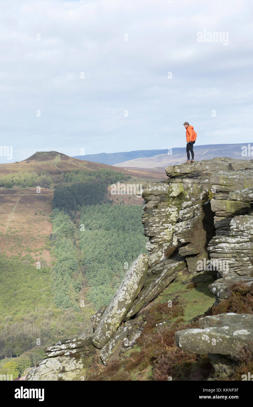 UK, Bamford Kante, Wanderer auf dem Sandstein Klippen entlang Bamford Kante. Stockfoto
