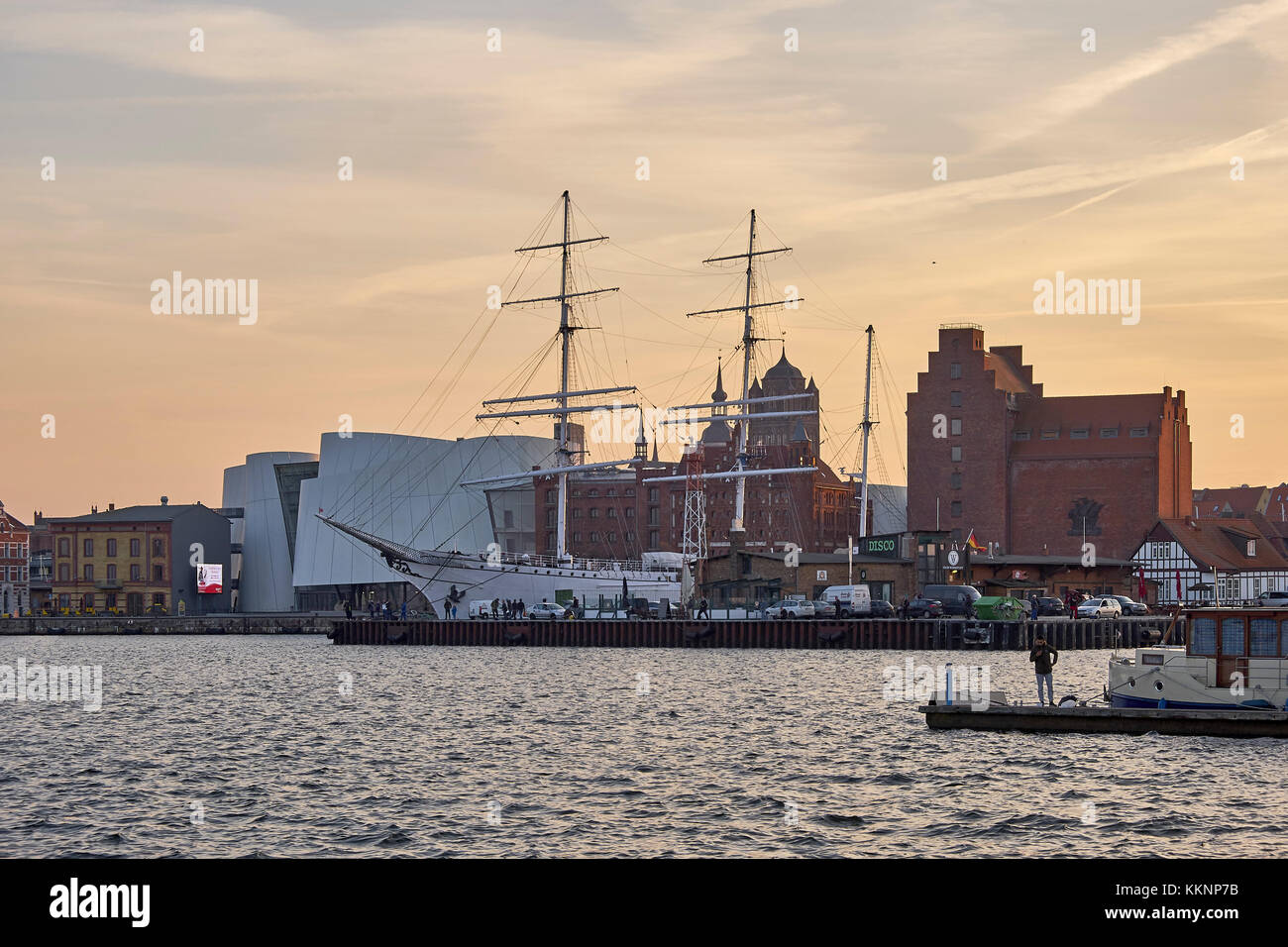 Sonnenuntergang mit ozeaneum und Segelschiff Gorch Fock i im Hafen von Stralsund, Mecklenburg- Vorpommern, Deutschland Stockfoto