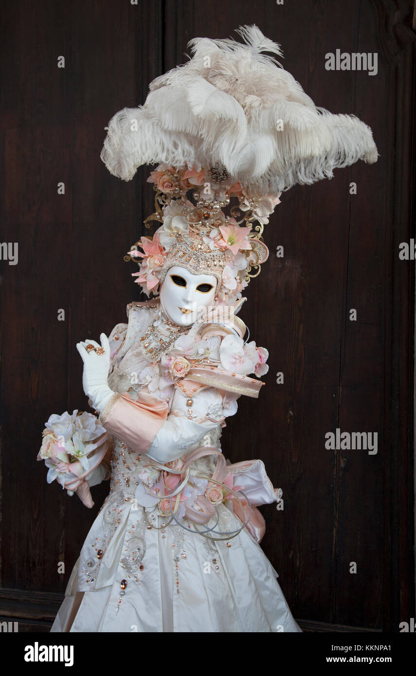 Karneval in Venedig Figur trägt venezianische Maske und Kostüm Stockfoto
