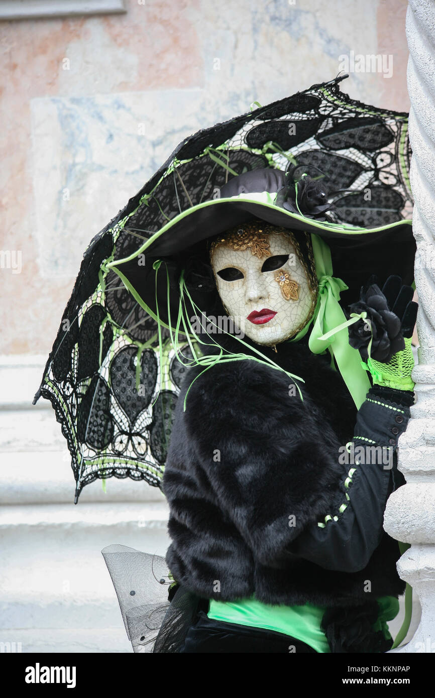 Venezianischen Karneval Abbildung in einem farbenfrohen, grünen und schwarzen Kostüm und Maske Venedig Italien Stockfoto