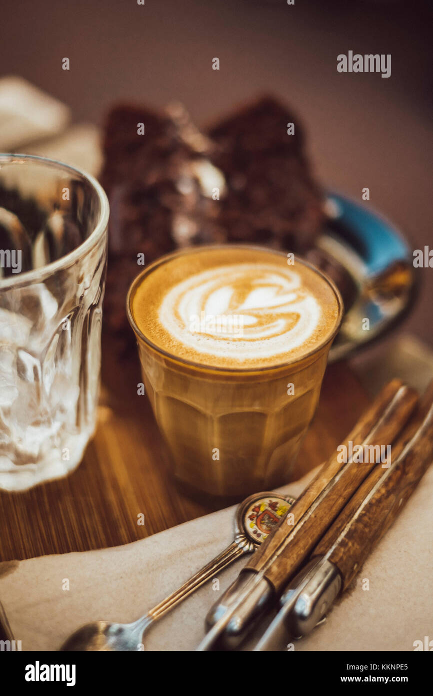 Kaffee in das Glas mit Milchschaum in Herzform Stockfoto