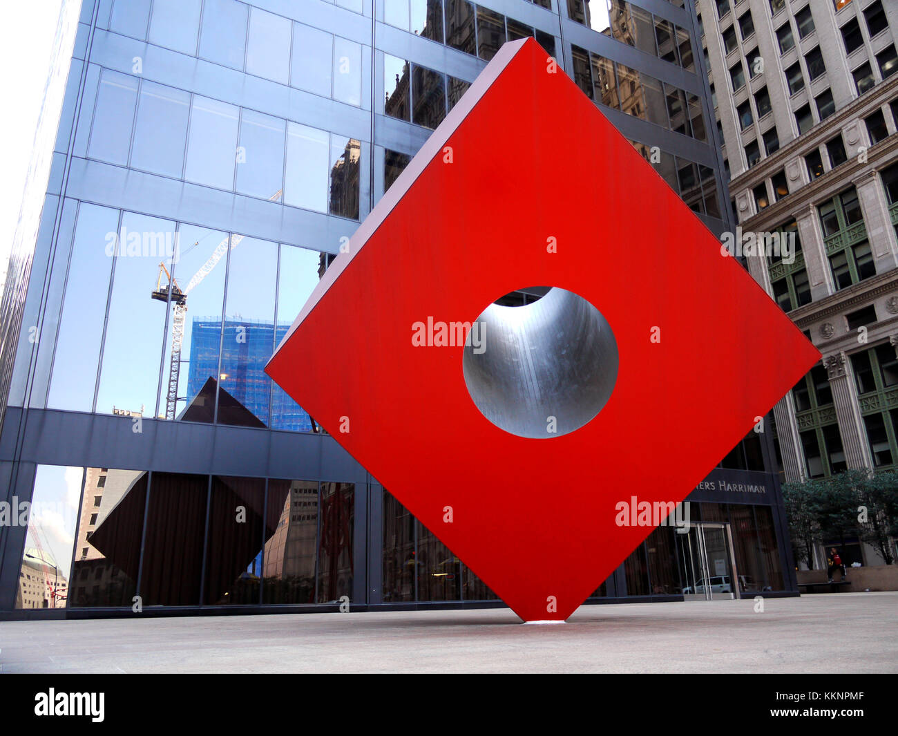Red Cube, eine Skulptur 1968 von Isamu Noguchi, die am Broadway sitzt, zwischen Freiheit und Zeder Straßen im Finanzdistrikt von New York. Stockfoto