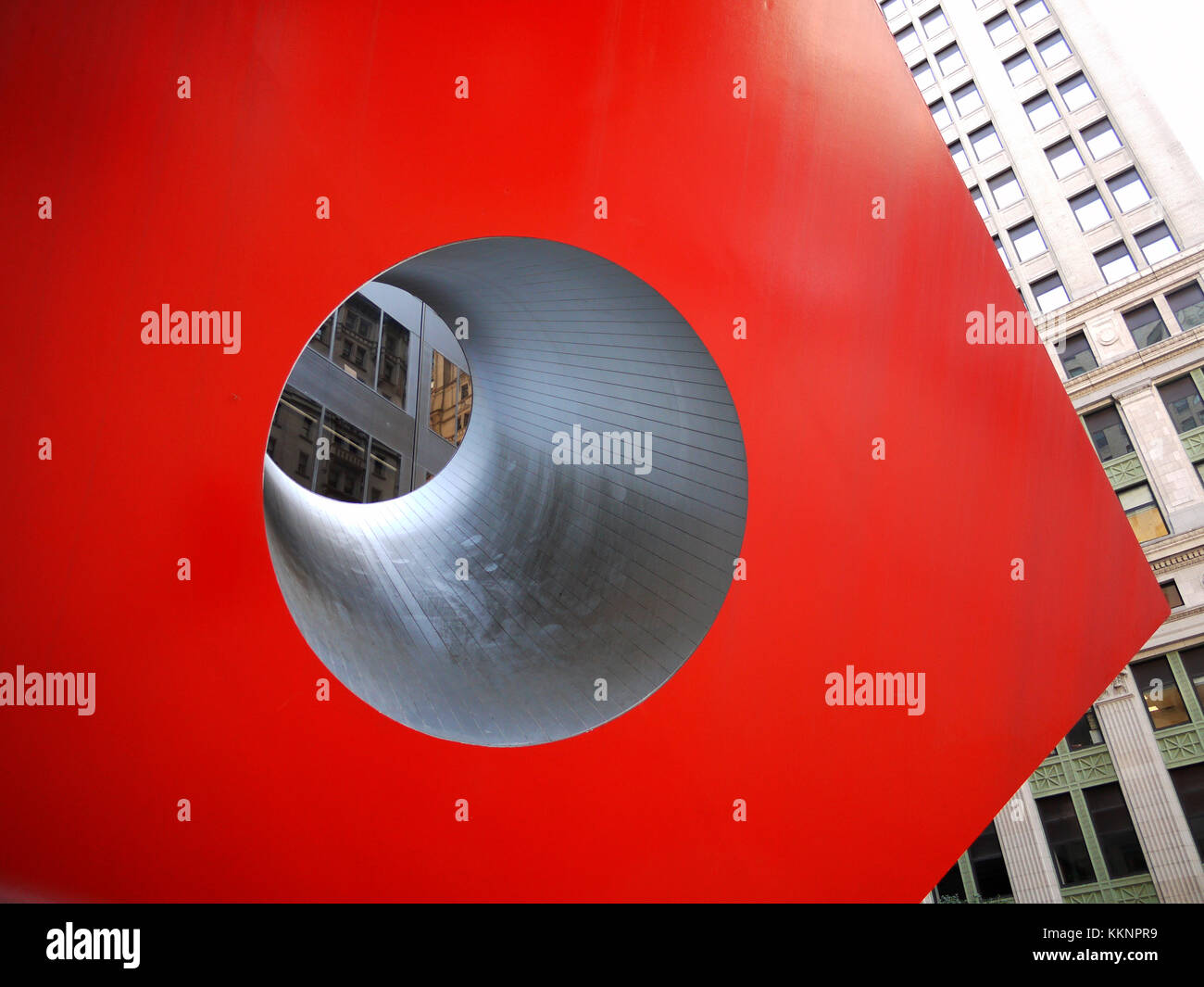 Red Cube, eine Skulptur 1968 von Isamu Noguchi, die am Broadway sitzt, zwischen Freiheit und Zeder Straßen im Finanzdistrikt von New York. Stockfoto
