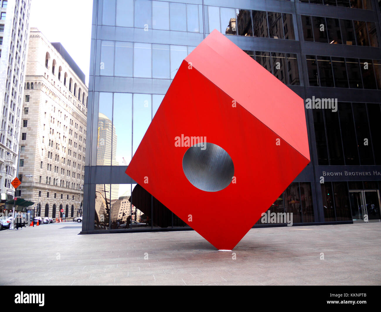 Red Cube, eine Skulptur 1968 von Isamu Noguchi, die am Broadway sitzt, zwischen Freiheit und Zeder Straßen im Finanzdistrikt von New York. Stockfoto