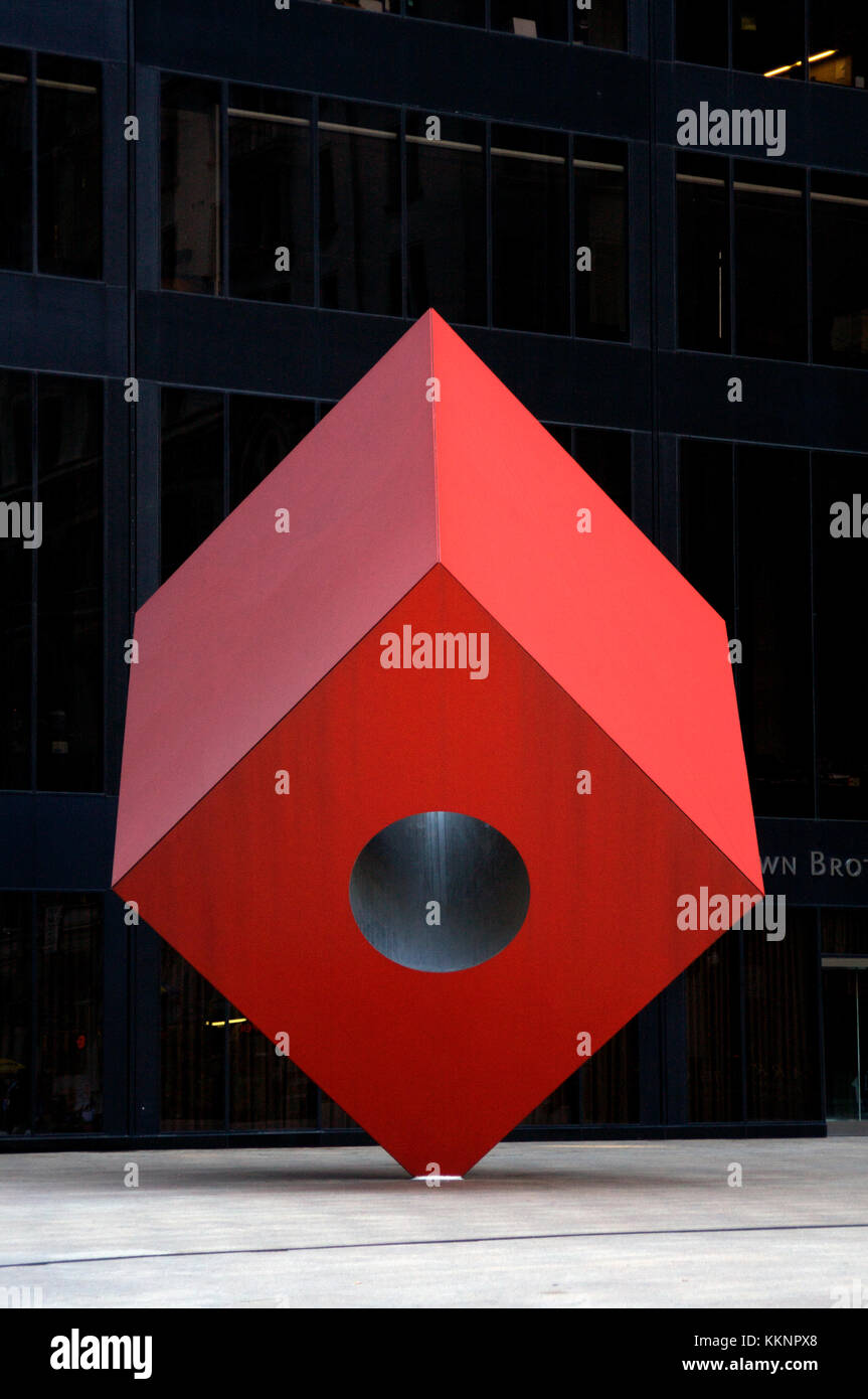 Red Cube, eine Skulptur 1968 von Isamu Noguchi, die am Broadway sitzt, zwischen Freiheit und Zeder Straßen im Finanzdistrikt von New York. Stockfoto