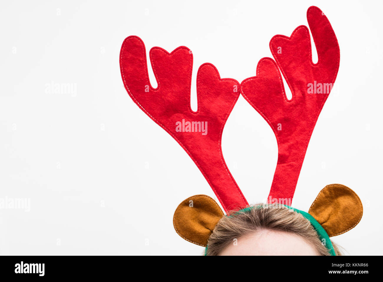 Festliche weihnachten Kopfbügel mit Rentiergeweih auf ein Weiblicher Kopf Stockfoto