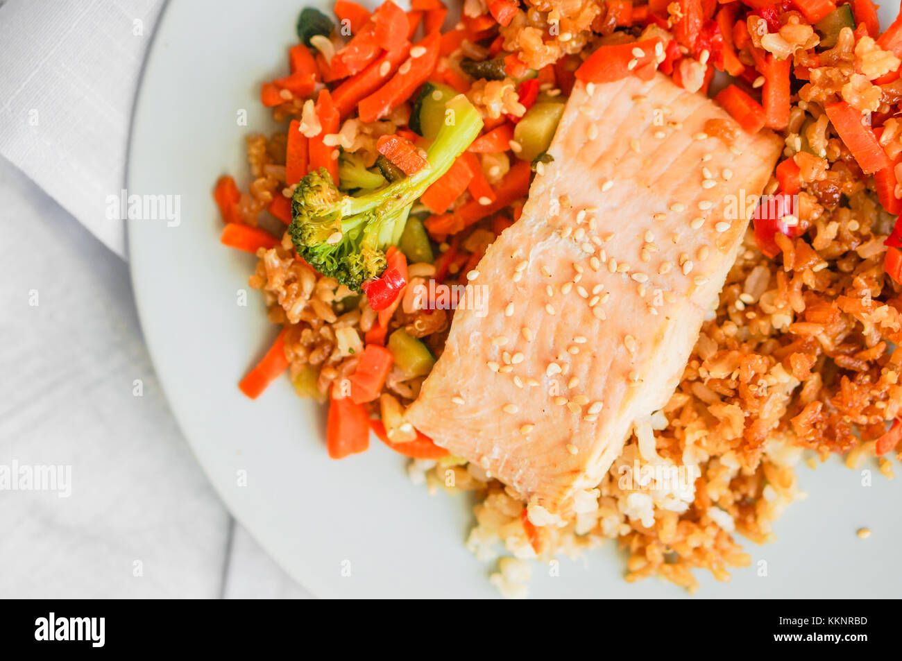 Gegrillter Lachs mit Quinoa und Gemüse Stockfoto