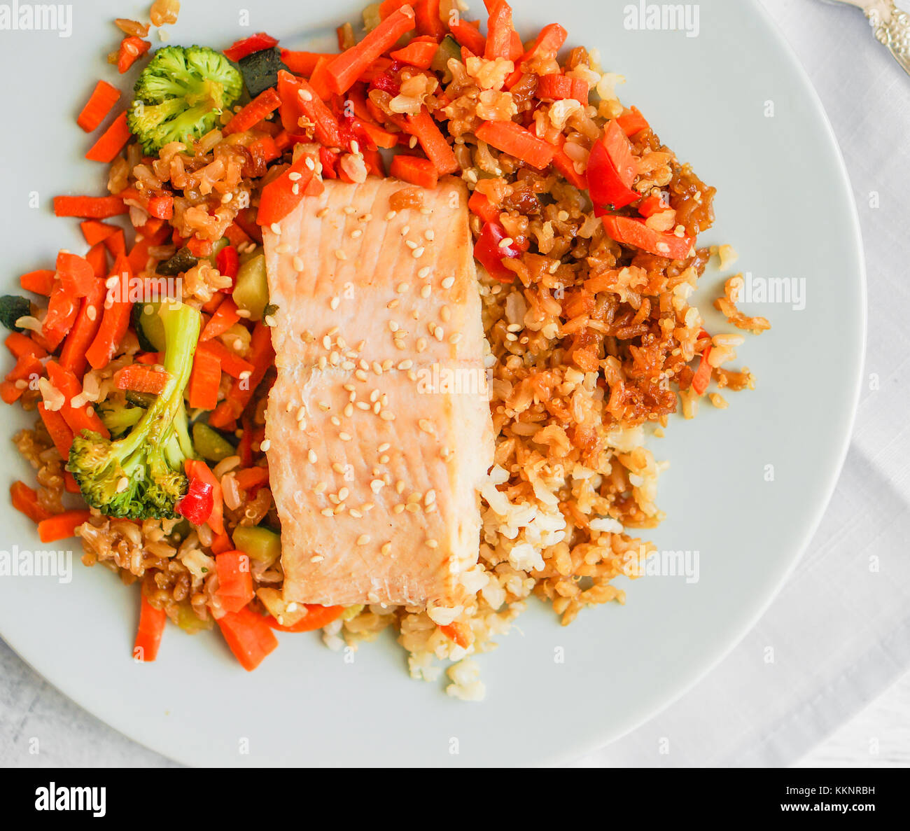 Gegrillter Lachs mit Quinoa und Gemüse Stockfoto