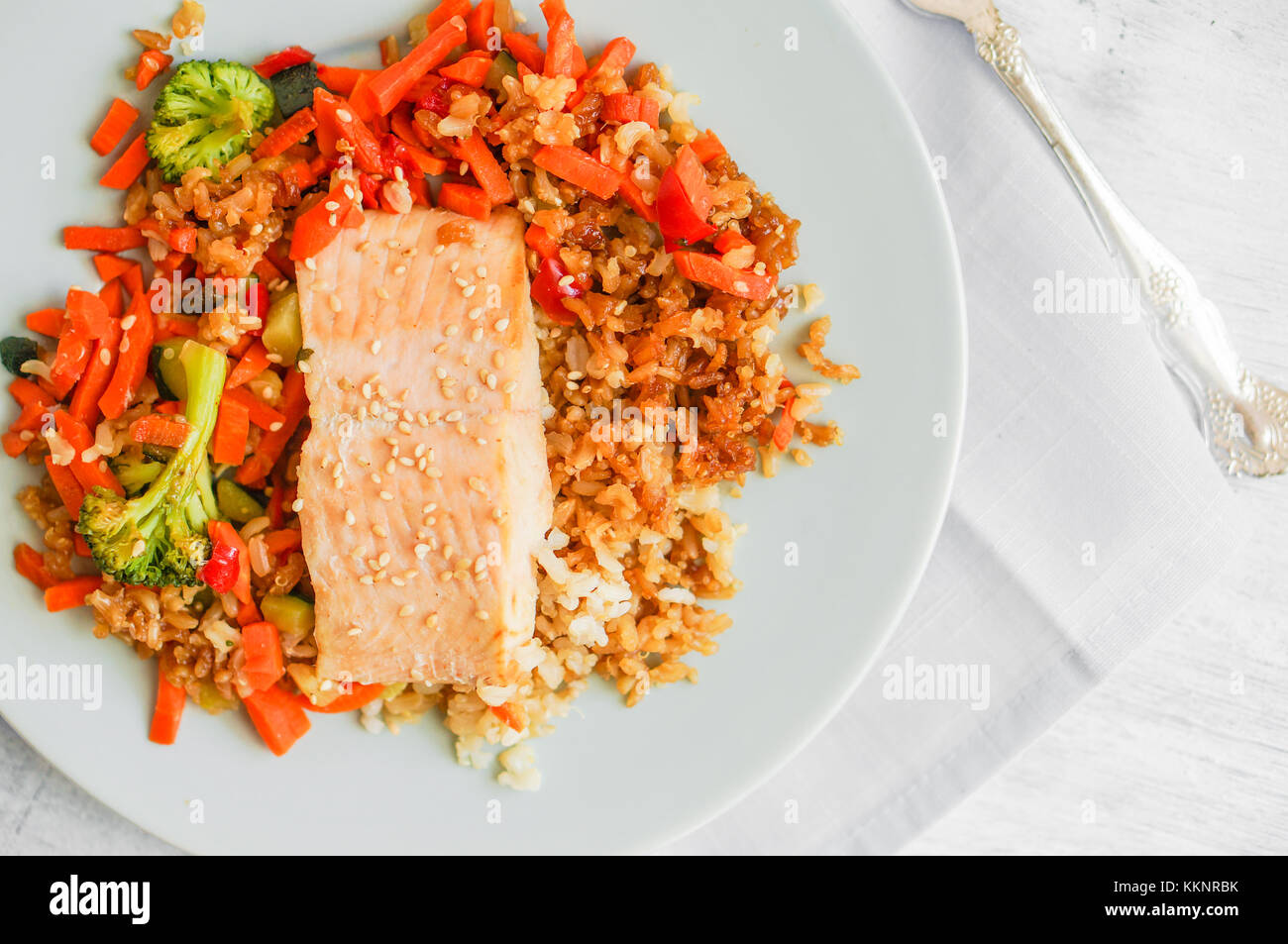 Gegrillter Lachs mit Quinoa und Gemüse Stockfoto
