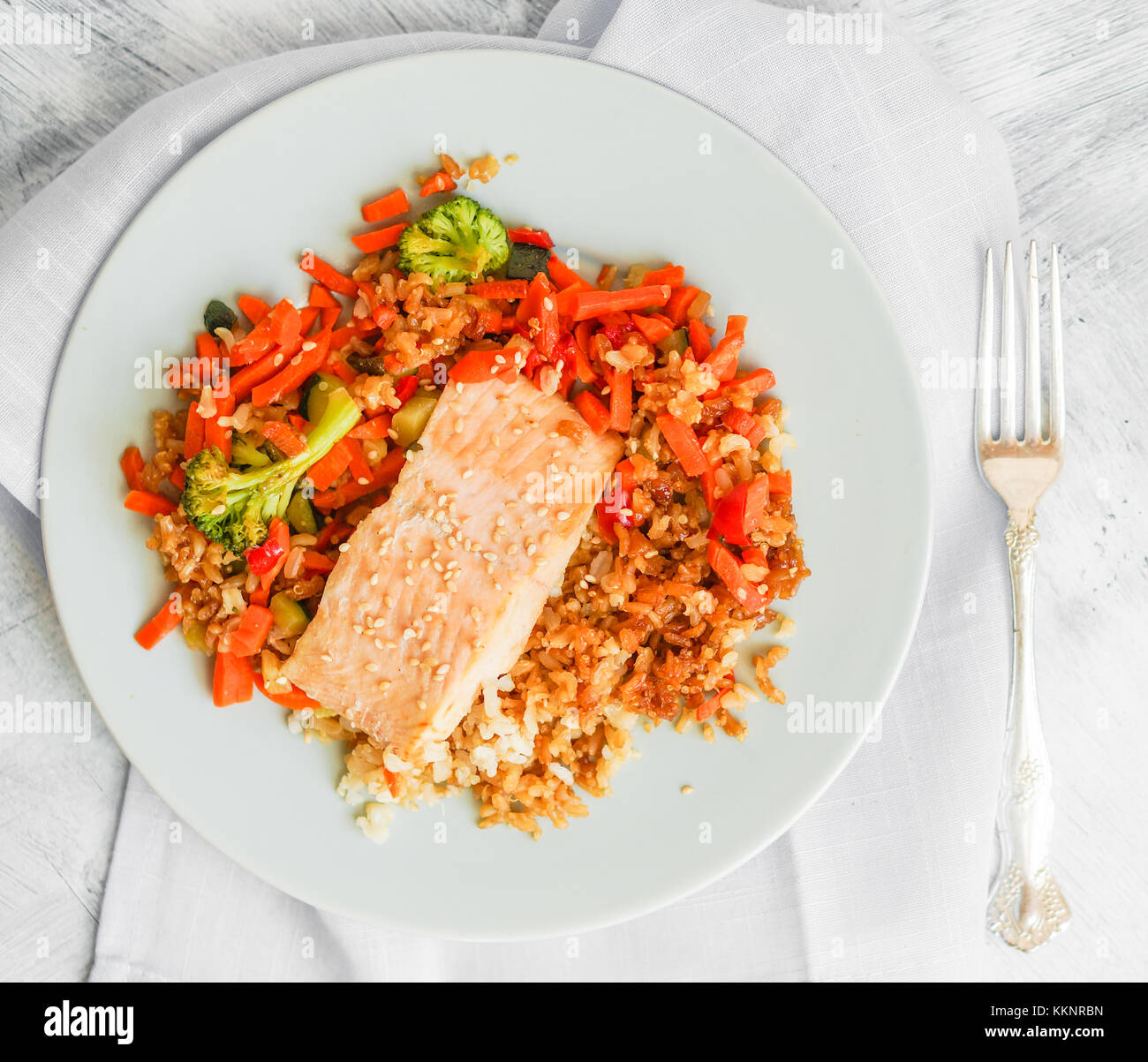 Gegrillter Lachs mit Quinoa und Gemüse Stockfoto