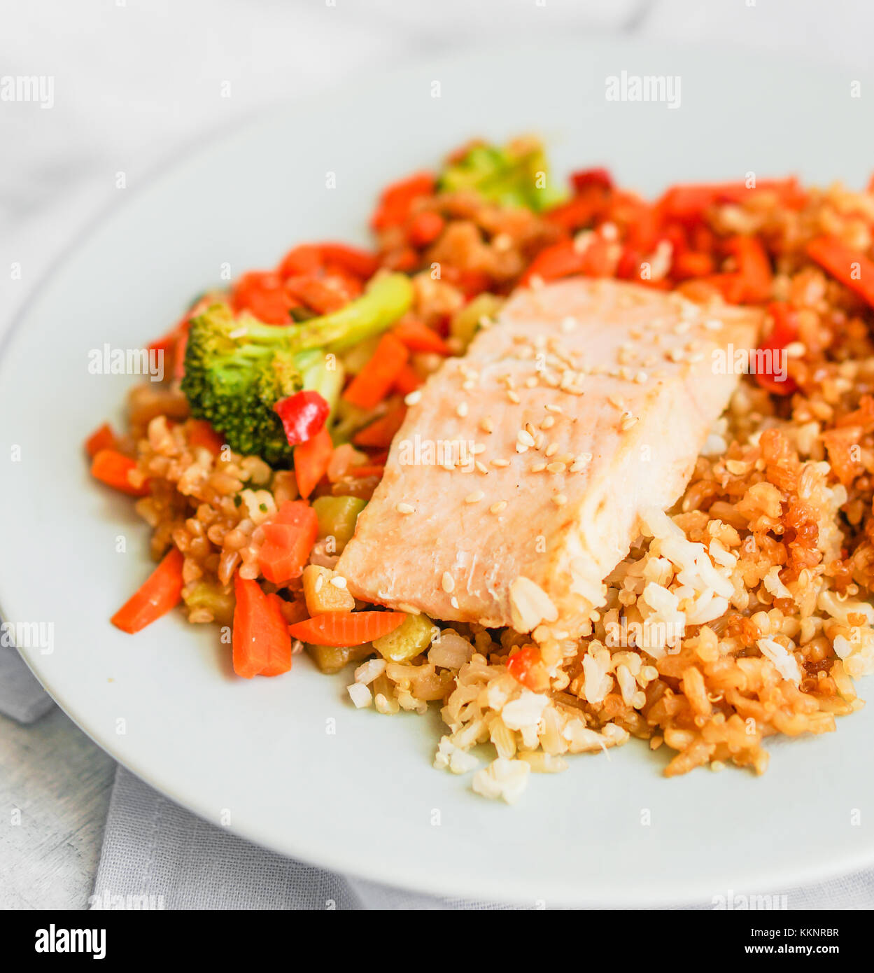 Gegrillter Lachs mit Quinoa und Gemüse Stockfoto