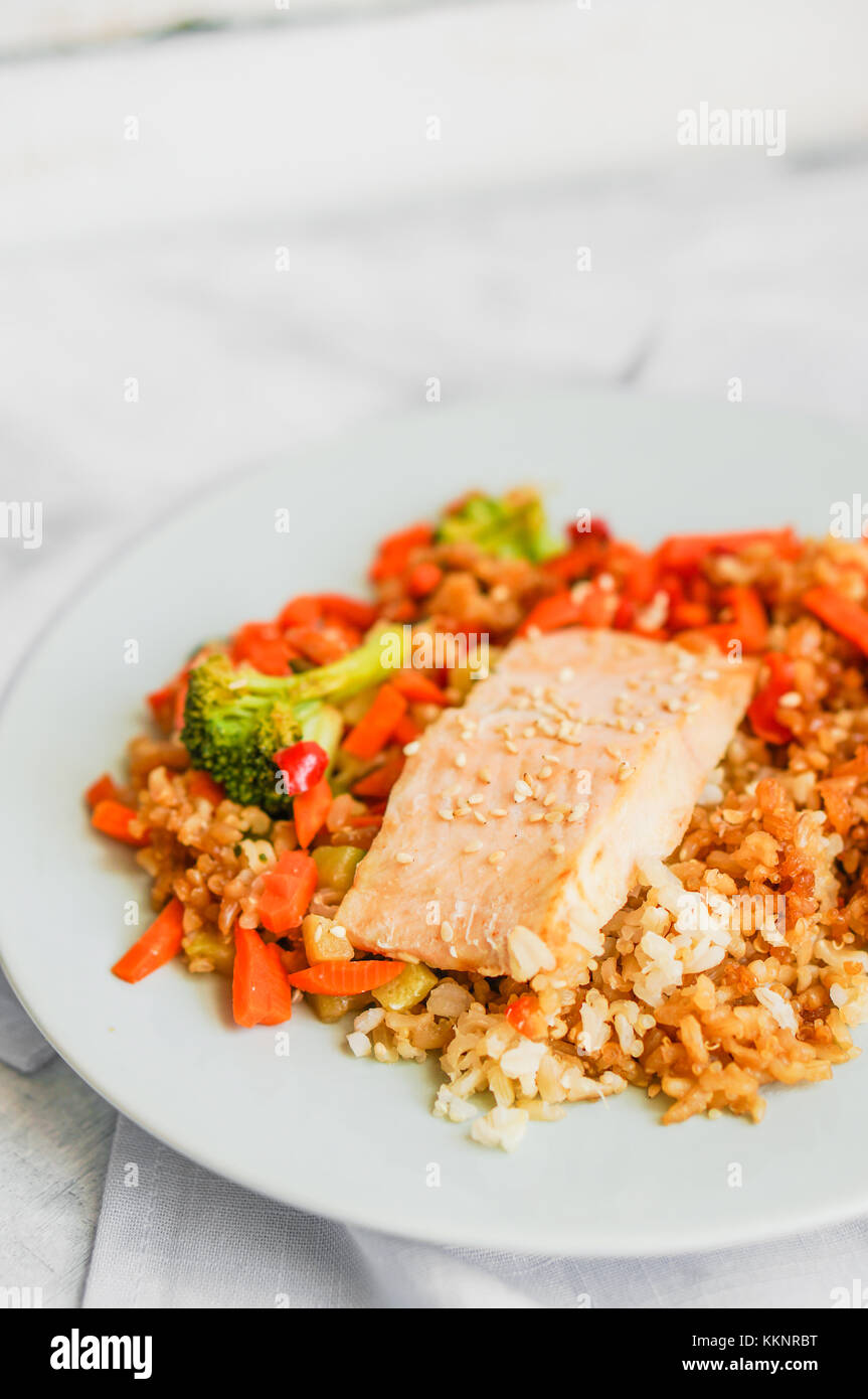 Gegrillter Lachs mit Quinoa und Gemüse Stockfoto