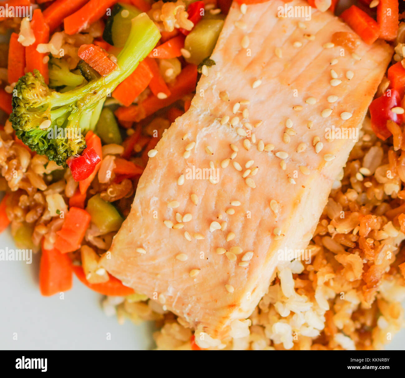 Gegrillter Lachs mit Quinoa und Gemüse Stockfoto