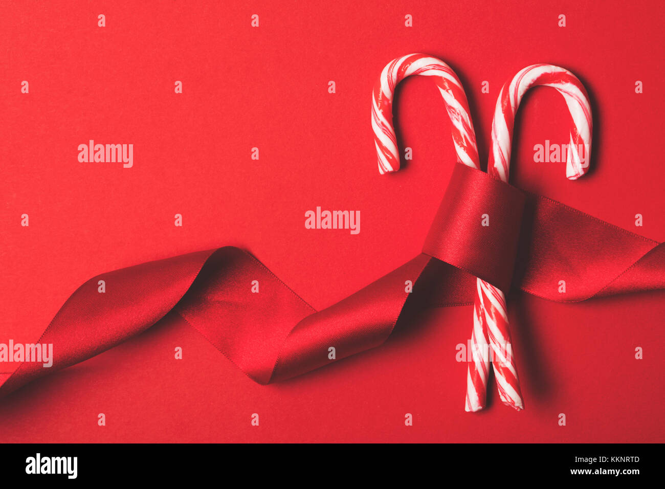 Weihnachten festliche Zuckerstange auf rotem Hintergrund Stockfoto