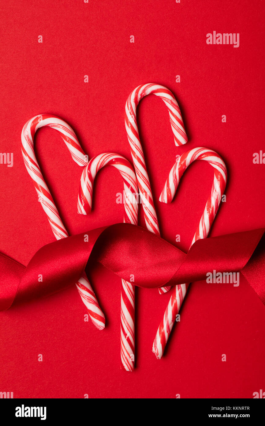 Weihnachten festliche Zuckerstange auf rotem Hintergrund Stockfoto