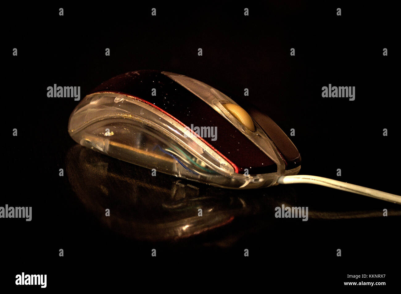 Alten PC Maus (Zeigegerät) ruht auf einem Tisch, auf schwarzem Hintergrund Stockfoto